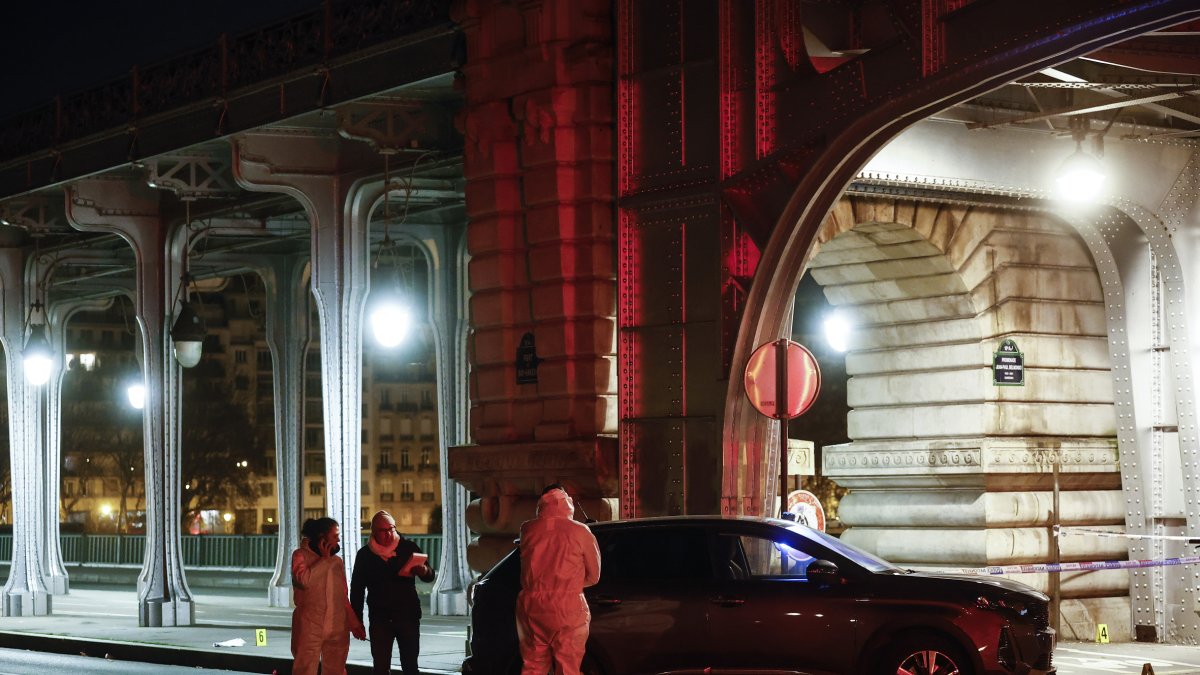 La Policía francesa, el sábado en el lugar del ataque en París. - EFE