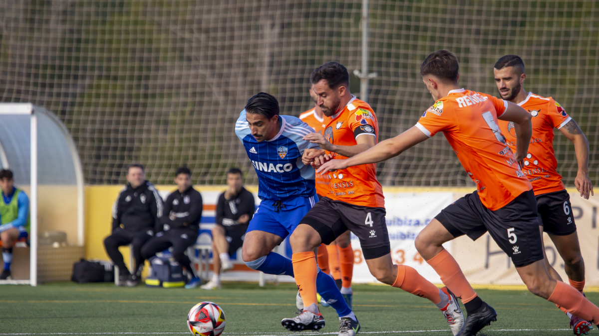 Una acció del partit d’ahir. - JORDI ECHEVARRIA