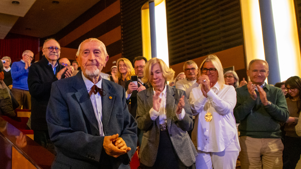 Vallverdú, amb la seua dona, Antonieta Vilajoliu, va rebre l’aplaudiment del públic al final de l’acte commemoratiu al Teatre de Balaguer