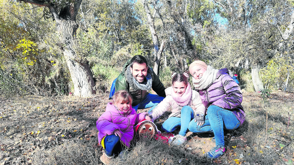 Una de les famílies que ahir van participar en la recerca de la tiona i el tió al parc de la Mitjana.