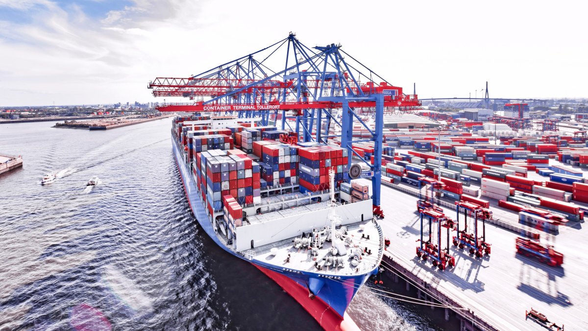 Un vaixell de càrrega xinès atracat a prop d’Atenes. EFE