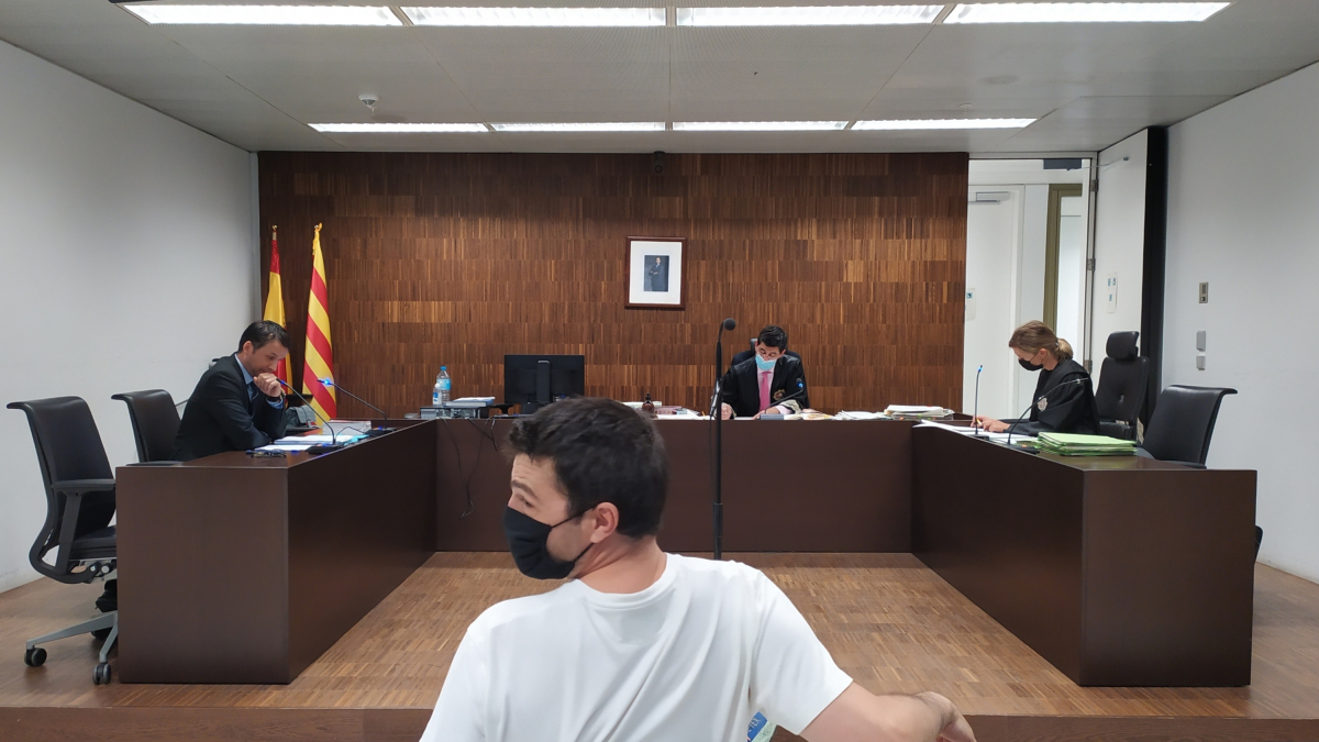 L’'estafador de l’amor', Albert Cavallé, el dia del judici per presumptament revendre un ordinador portàtil sabent que era robat.