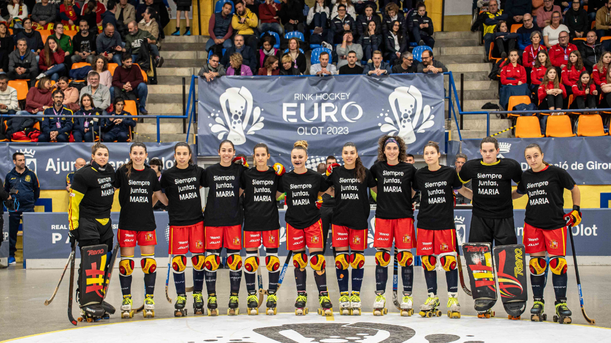 Espanya, amb les jugadores del Vila-sana Victòria Porta i Anna Salvat, tercera i segona a la dreta. - @FEDPATINAJE