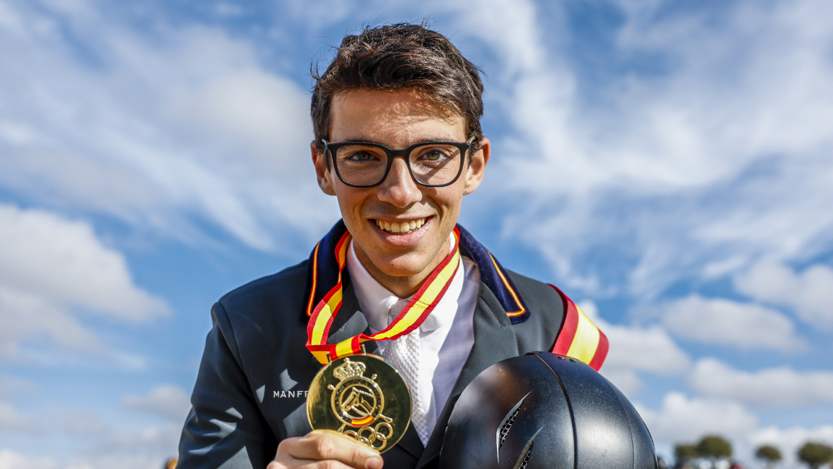 Marçal Piró mostra la medalla d’or aconseguida diumenge a Los Navazuelos, a Madrid.