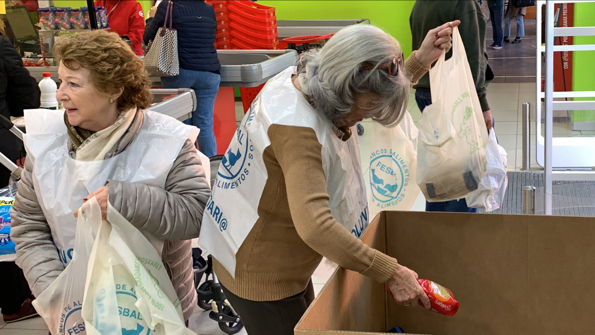 Imatge d’arxiu de dos voluntàries durant una campanya de recollida d’aliments.