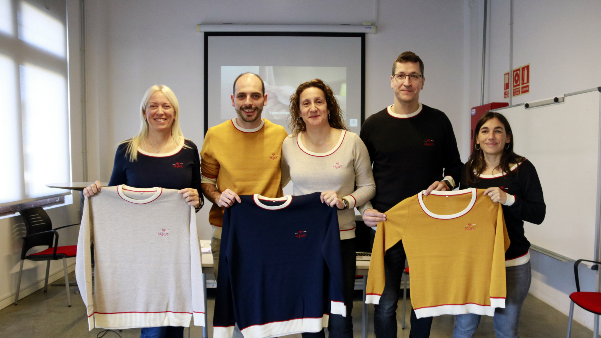 Representants de Ponent Coopera i de les cooperatives que formen Teixint Futurs mostren els jerseis exclusius que es donaran als mecenes durant la presentació del projecte a Tàrrega