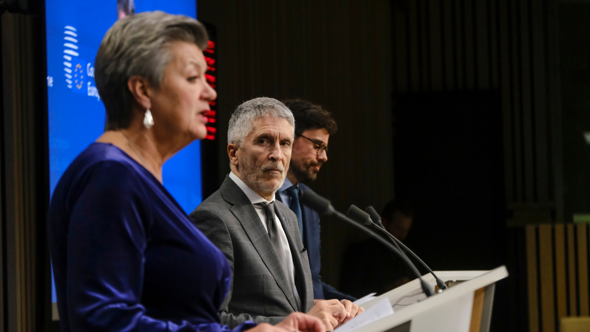 La comisaria del Interior, Ylva Johansson, y el ministro español del Interior, Fernando Grande-Marlaska, en una rueda de prensa.