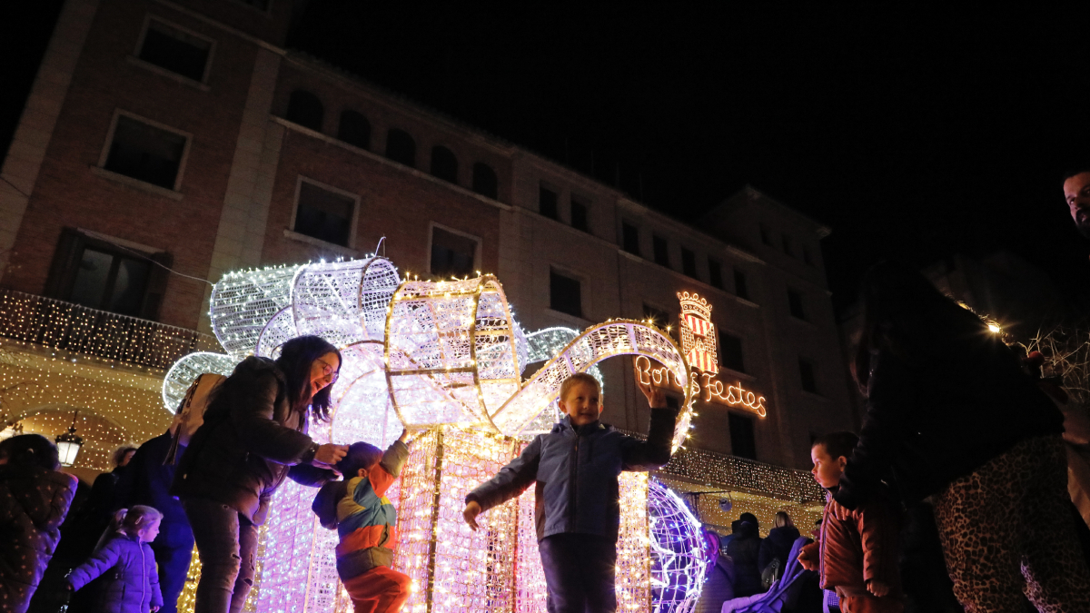 Los más pequeños disfrutaron con los elementos decorativos de las calles de Mollerussa. - AMADO FORROLLA