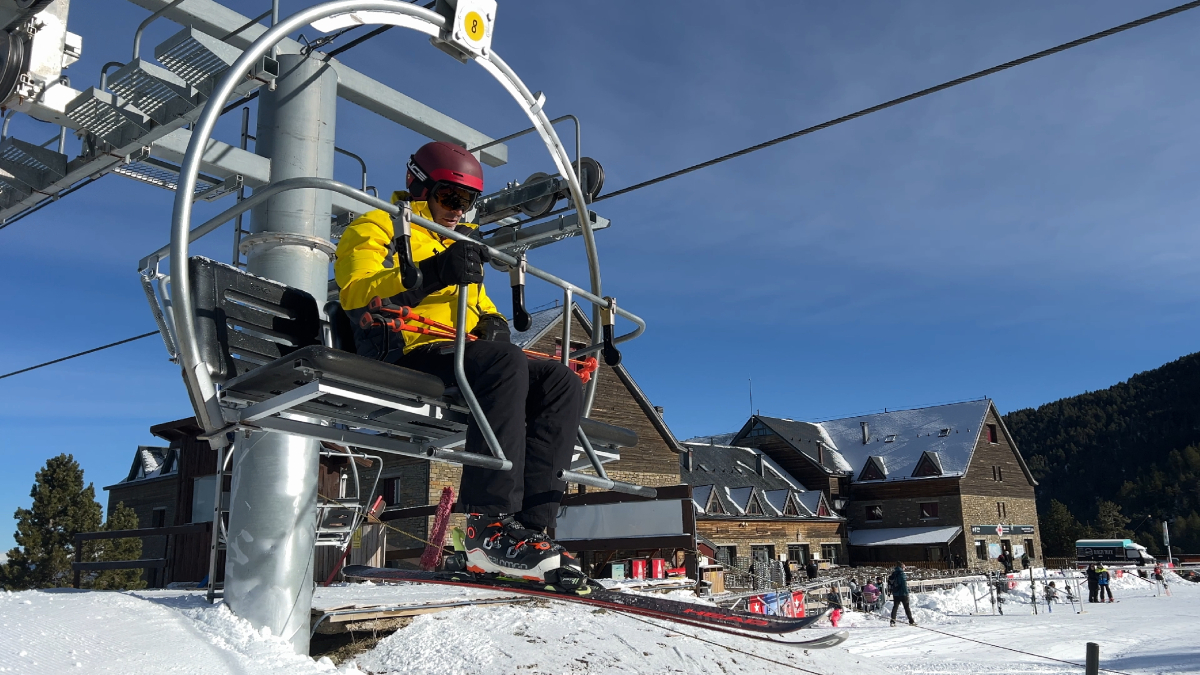 Un esquiador en uno de los remontes de Port Ainé. - MARTA LLUVICH/ACN