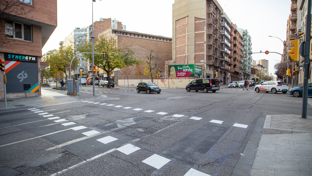 Nuevo paso de peatones en Princep de Viana con Prat de la Riba. - JORDI ECHEVARRIA