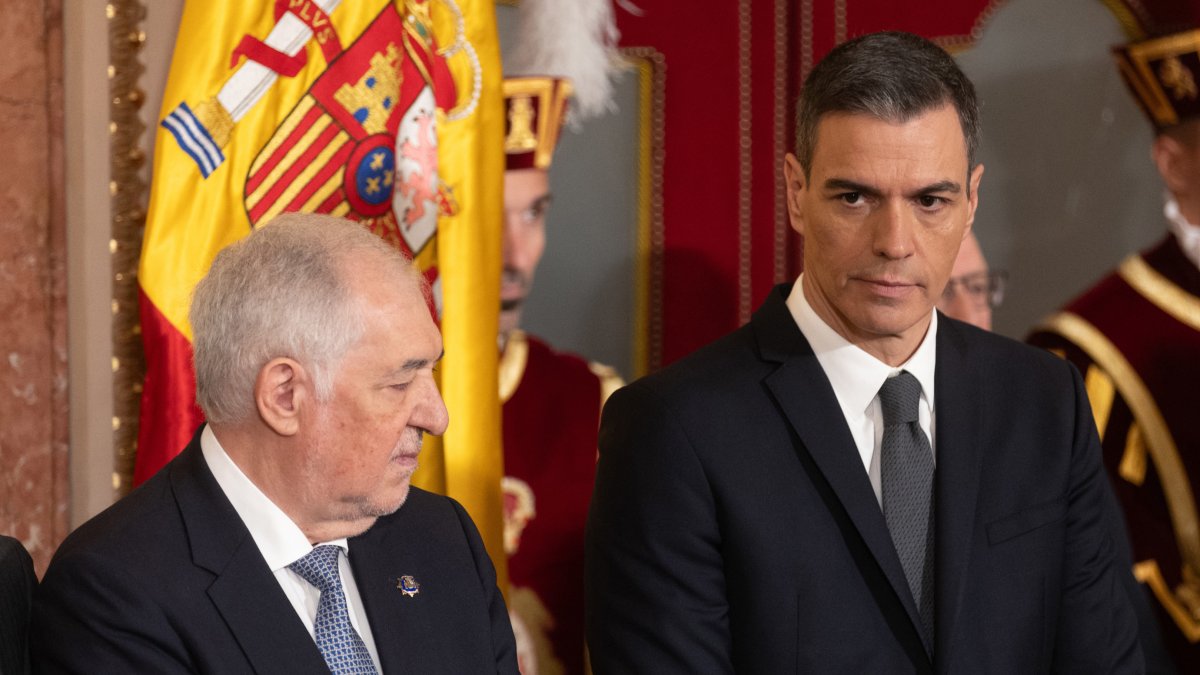 El presidente del Tribunal Constitucional, Cándido Conde-Pumpido (i), y el presidente del Gobierno, Pedro Sánchez (d), durante el acto de homenaje a la Constitución, en el Congreso de los Diputados, a 6 de diciembre de 2023, en Madrid (España).