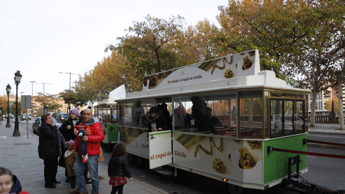 El Tren dels Llums de Nadal estrenó ayer su recorrido por los lugares de Lleida decorados por Navidad. - AMADO FORROLLA