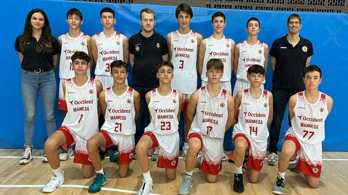 Casol i Roca (junts a la dreta de l’entrenador), amb el Manresa. - BÀSQUET MANRESA