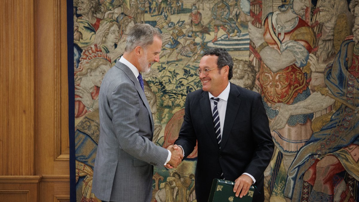 Álvaro García Ortiz junto al rey en una foto de archivo. - EUROPA PRESS
