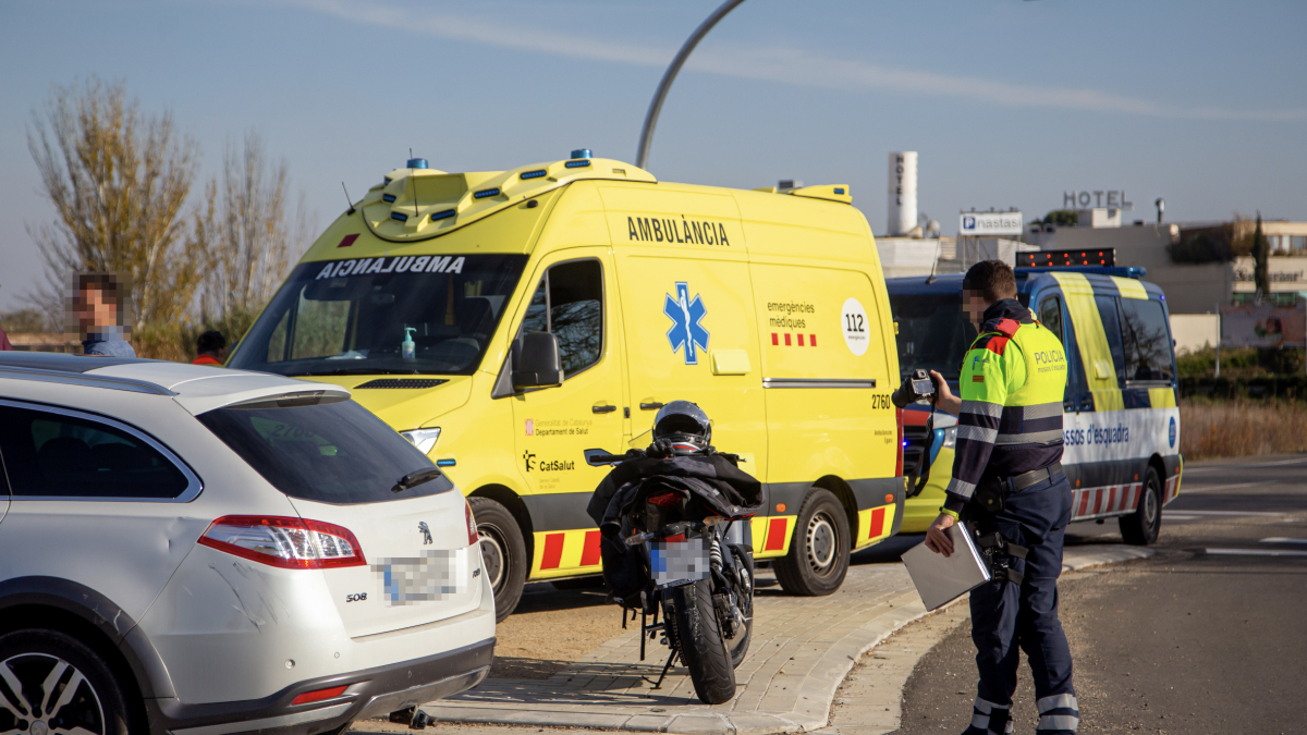 Uno de los vehículos implicados ayer en una colisión en la carretera N-240 en Lleida. - JORDI ECHEVARRIA