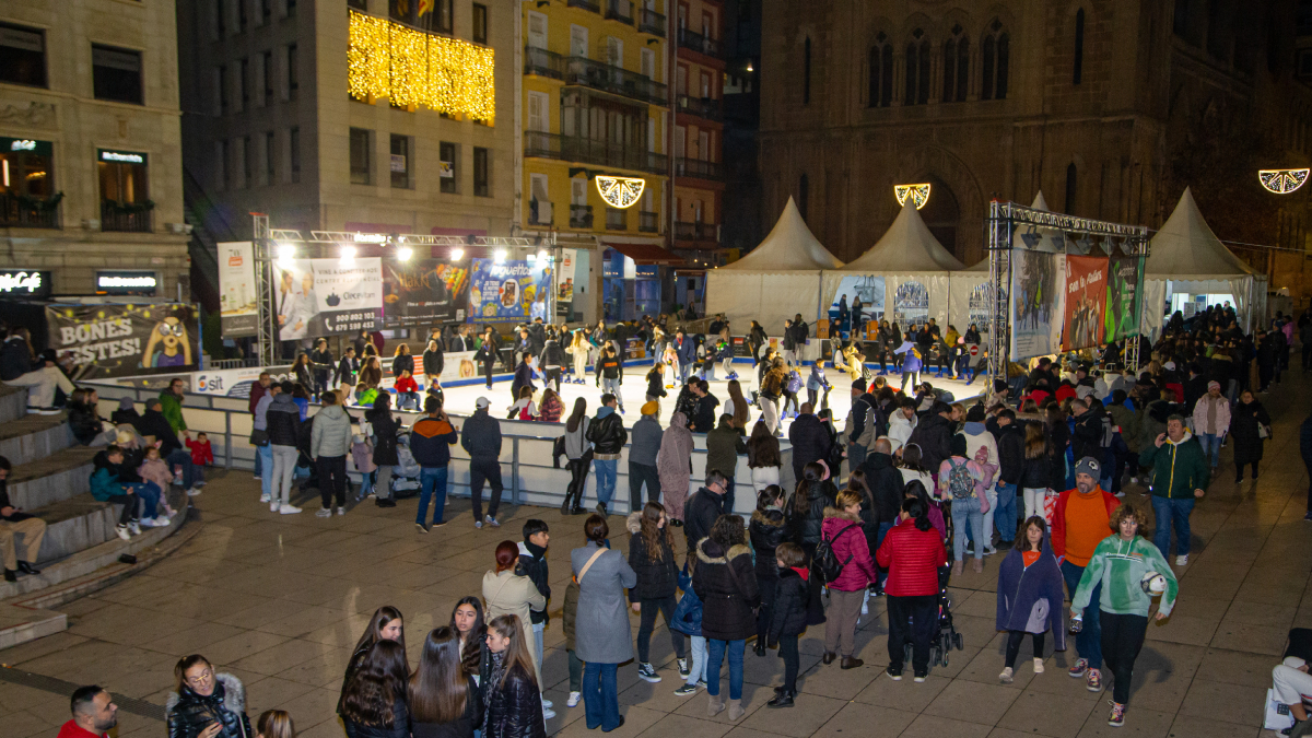 La pista de gel de Sant Joan atreu centenars de persones en ple centre de l'Eix Comercial - JORDI ECHEVARRIA