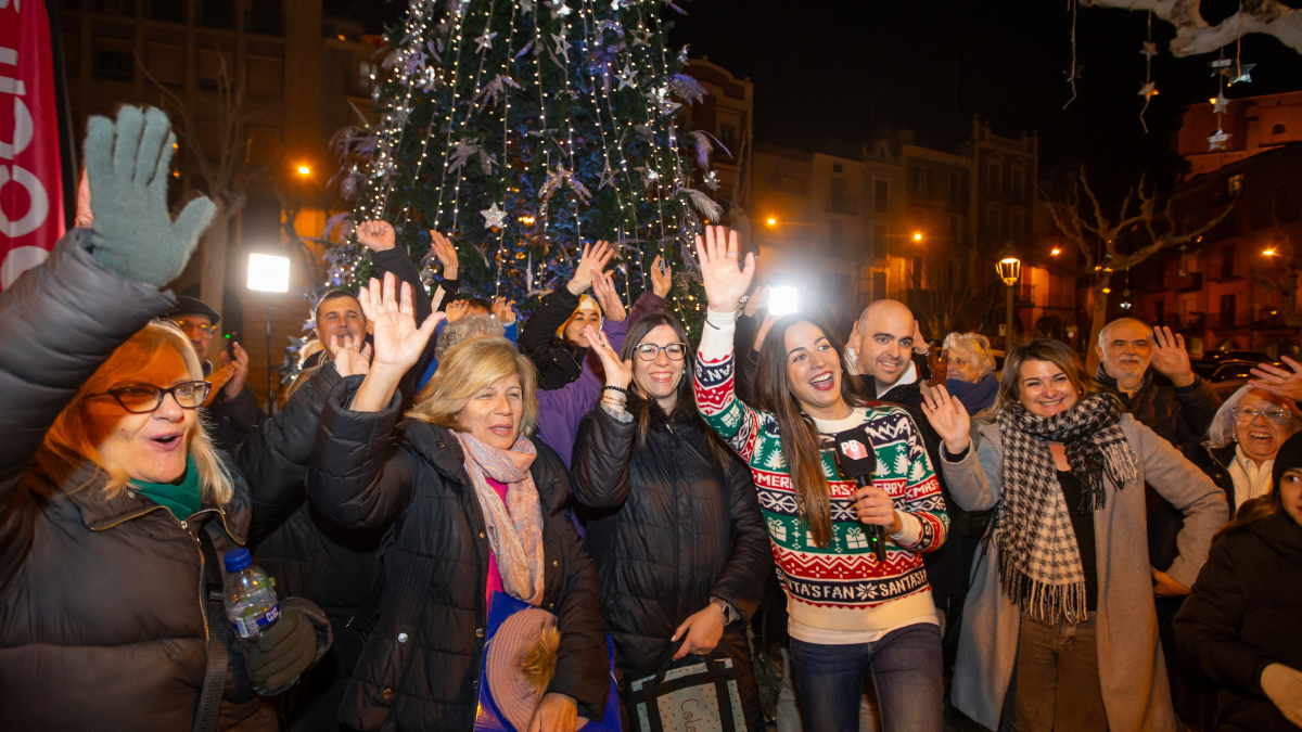 La plaça Mercadal es va omplir de gent per defensar la decoració. - JORDI ECHEVARRIA