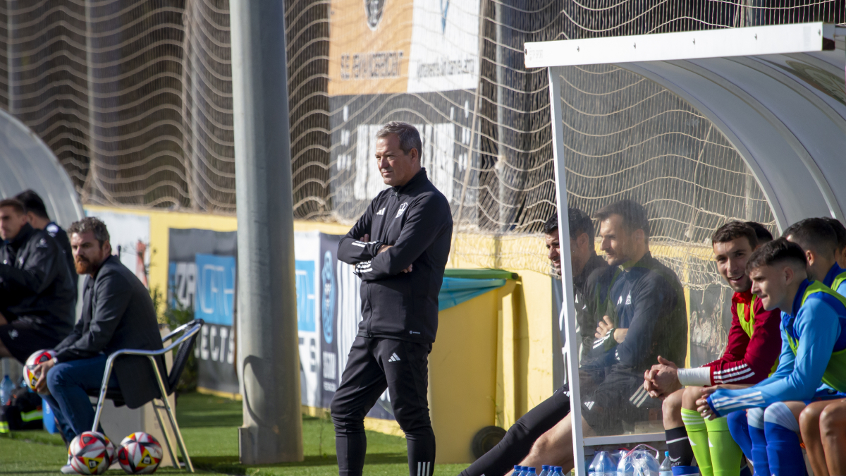Viadero, durante el partido ante la Peña Independiente. - JORDI ECHEVARRIA