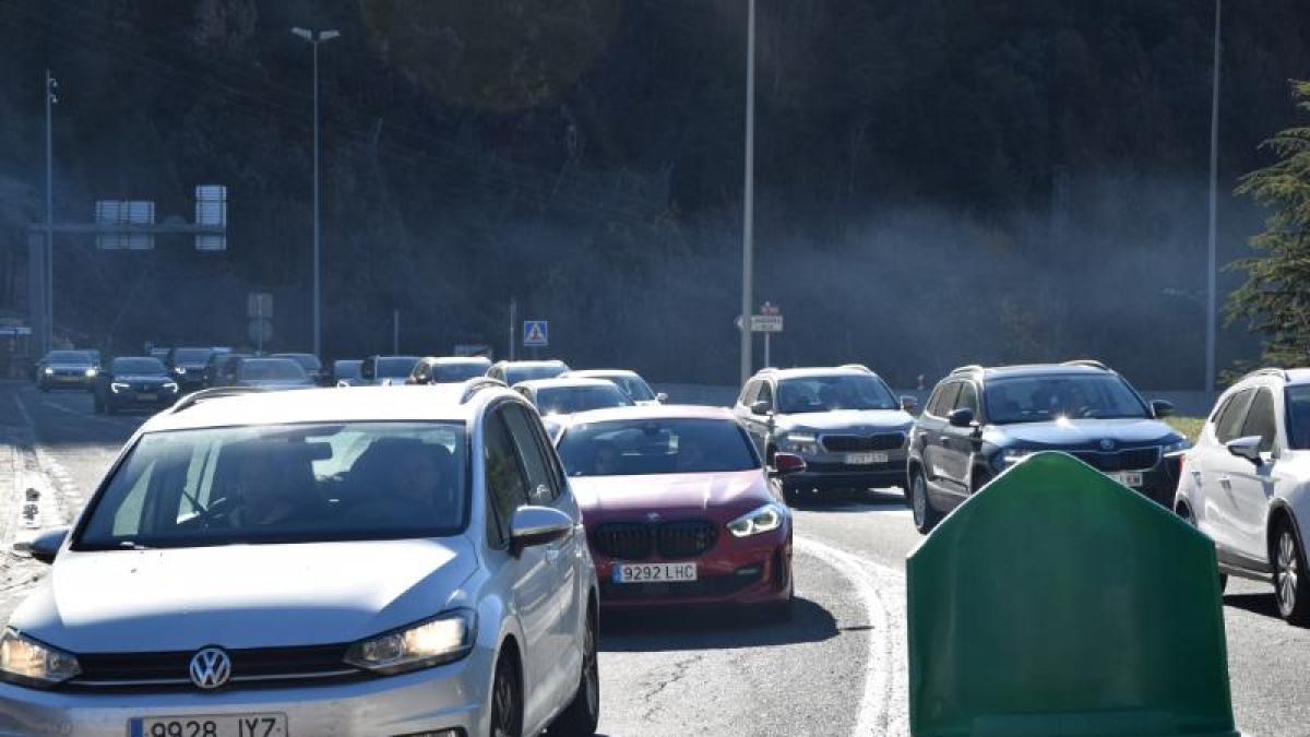 Cues de vehicles a la carretera N-145, entre la Seu i Andorra. - C. SANS