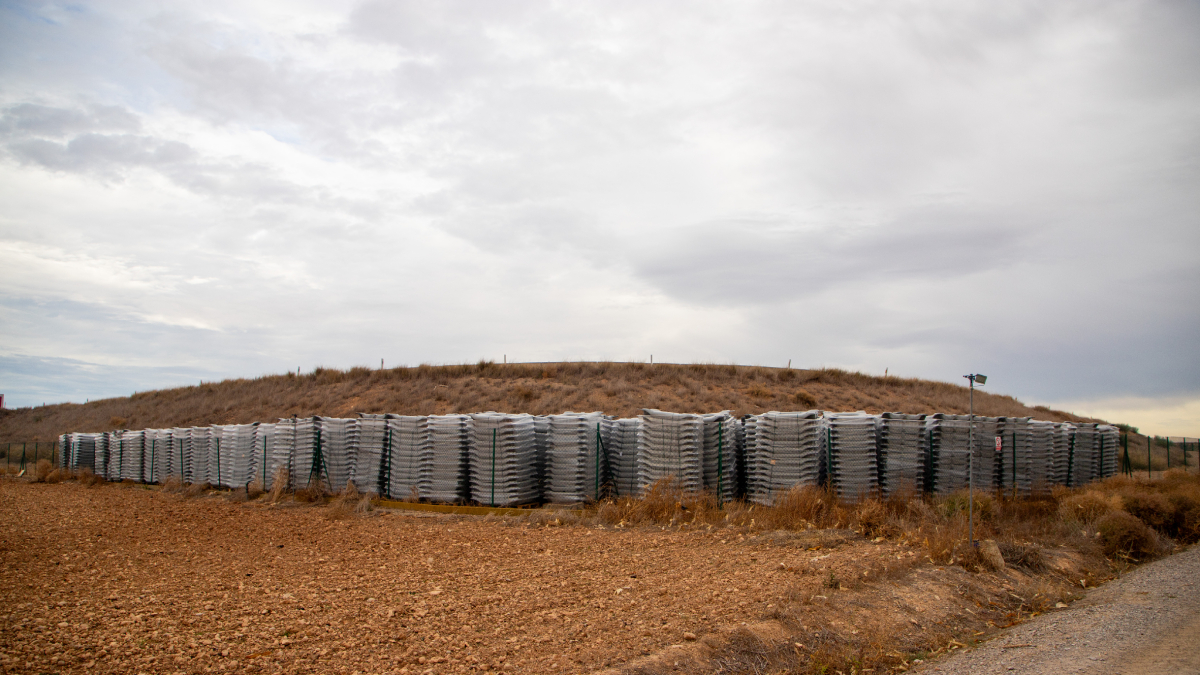 Els pneumàtics, aplegats a peu de la bassa, al Segrià. Aquest projecte en contempla fins a 6.262. - GERARD HOYAS