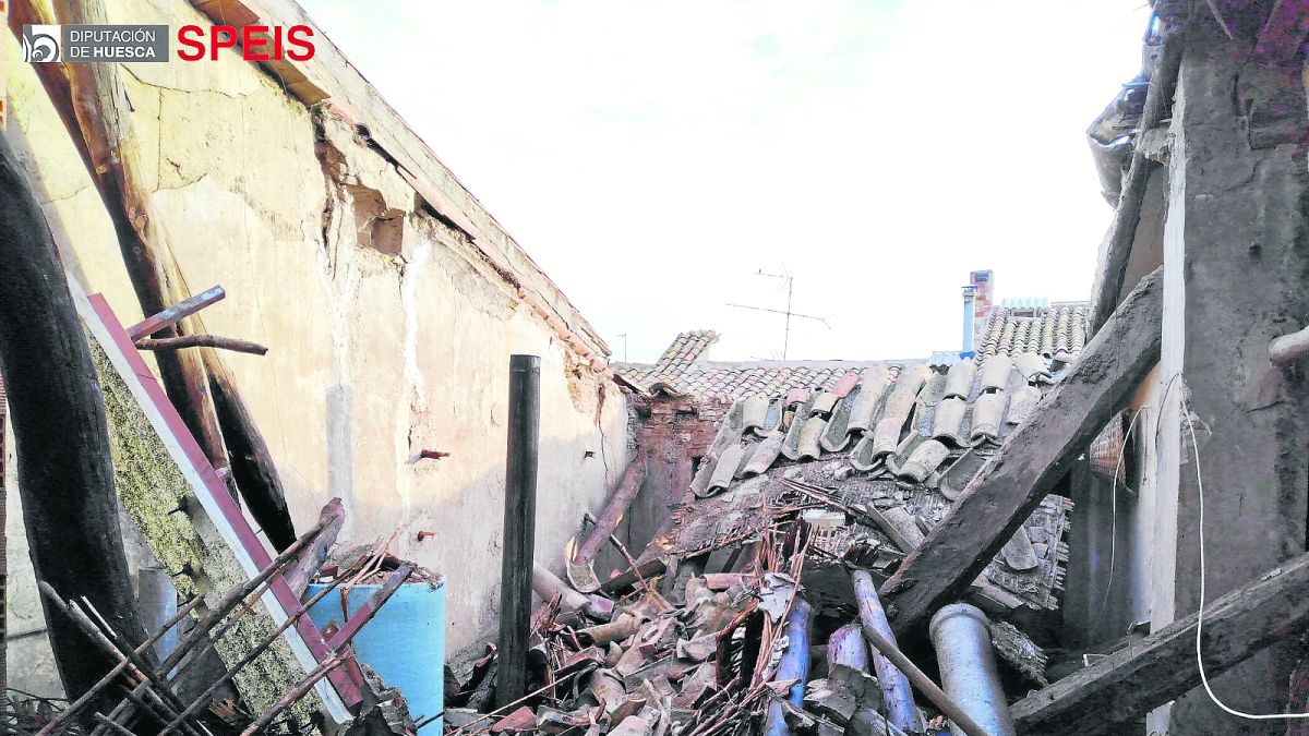 Se derrumba la buhardilla de una casa de Torrent de Cinca tras un fuego