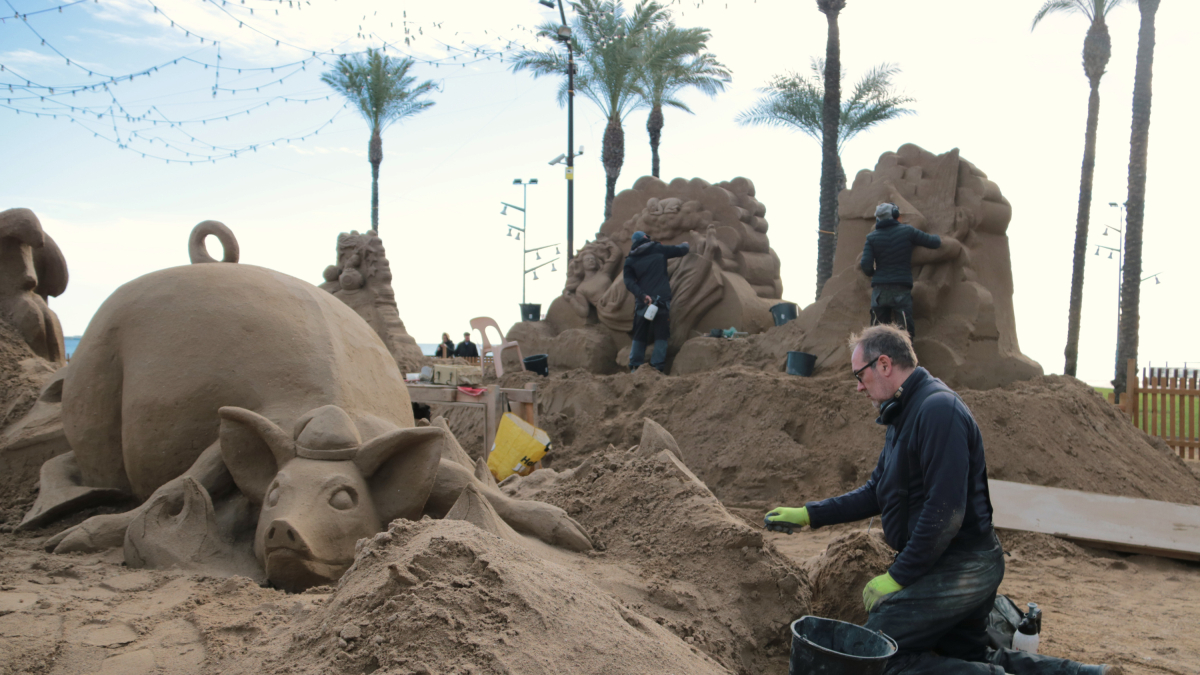 El artista danés Bruno MacDonald trabaja en una de las escenas del pesebre de arena de la Pineda