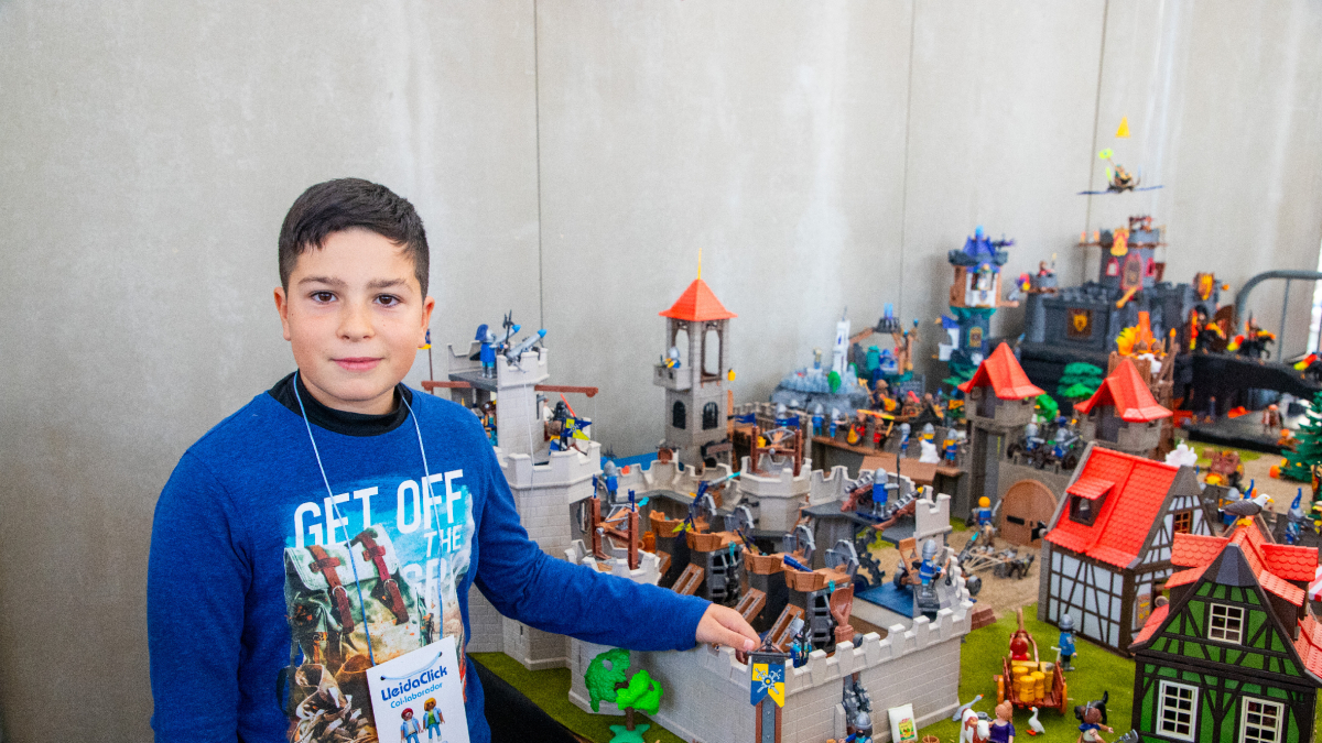 El joven de Almenar Pau Segura, junto a su diorama ‘Els tres regnes de Novelmore’. - GERARD HOYAS