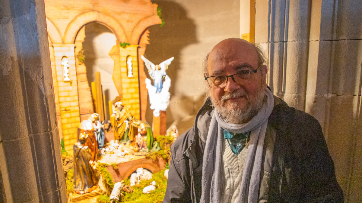 El restaurador leridano Josep Antoni Ferrer posa junto al pesebre presentado ayer en la Seu Vella. - GERARD HOYAS