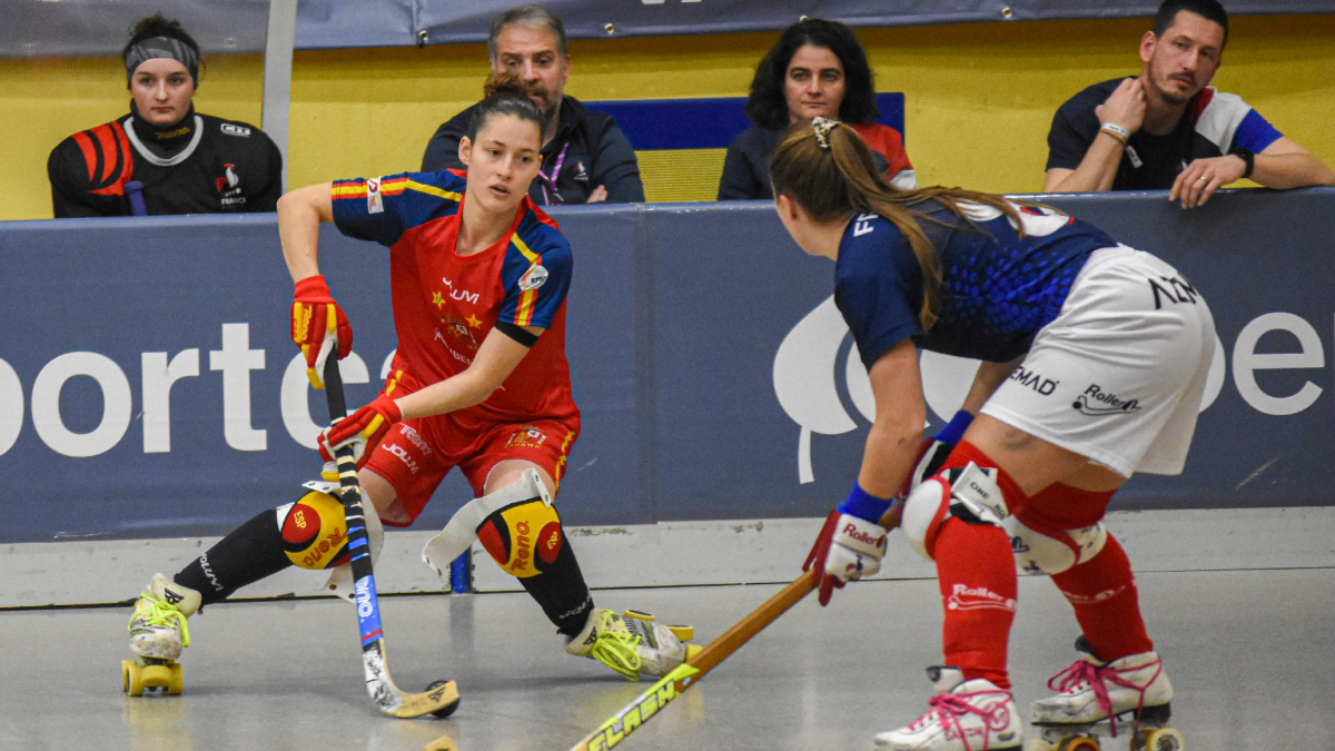 Victòria Porta, que va tornar a marcar amb la selecció, en una acció del partit d’ahir. - CLARA LIÁÑEZ