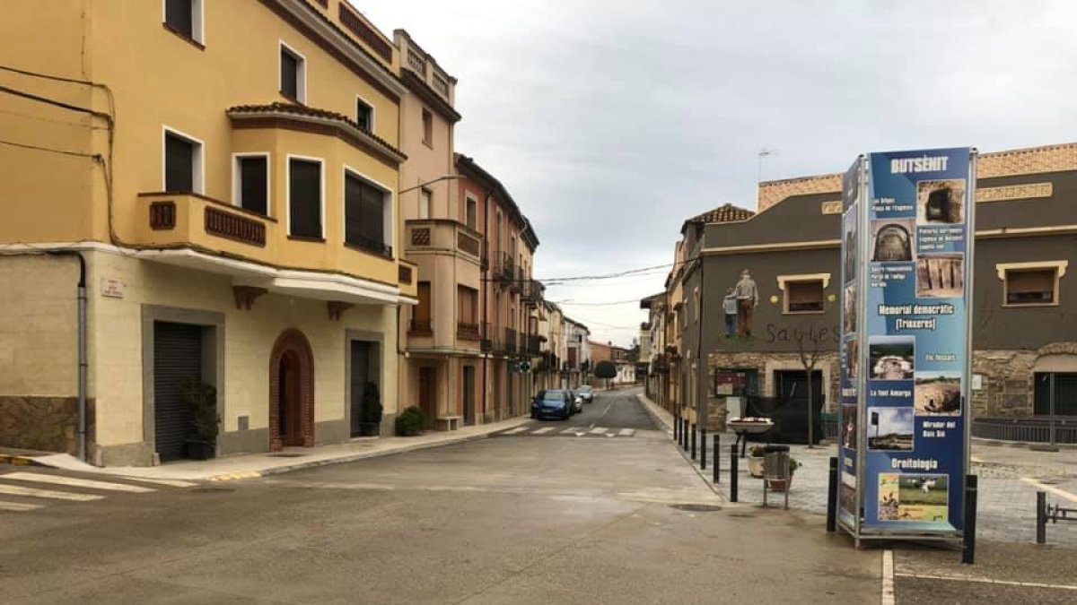 A la dreta, Cal Cassó o La Fassina de Montgai. - J.G.
