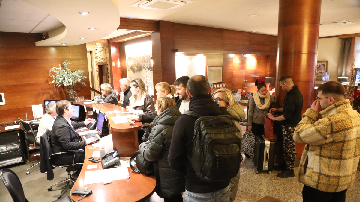 Sort. Algunos de los clientes que llegaron ayer al Hotel Pessets de la capital del Pallars Sobirà. - EDGAR ALDANA