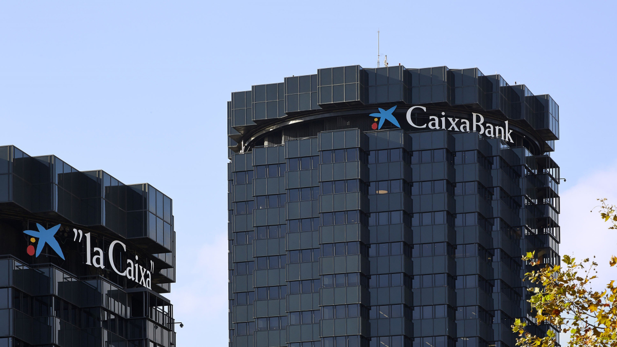 Archivo - Edificio corporativo de CaixaBank en Barcelona