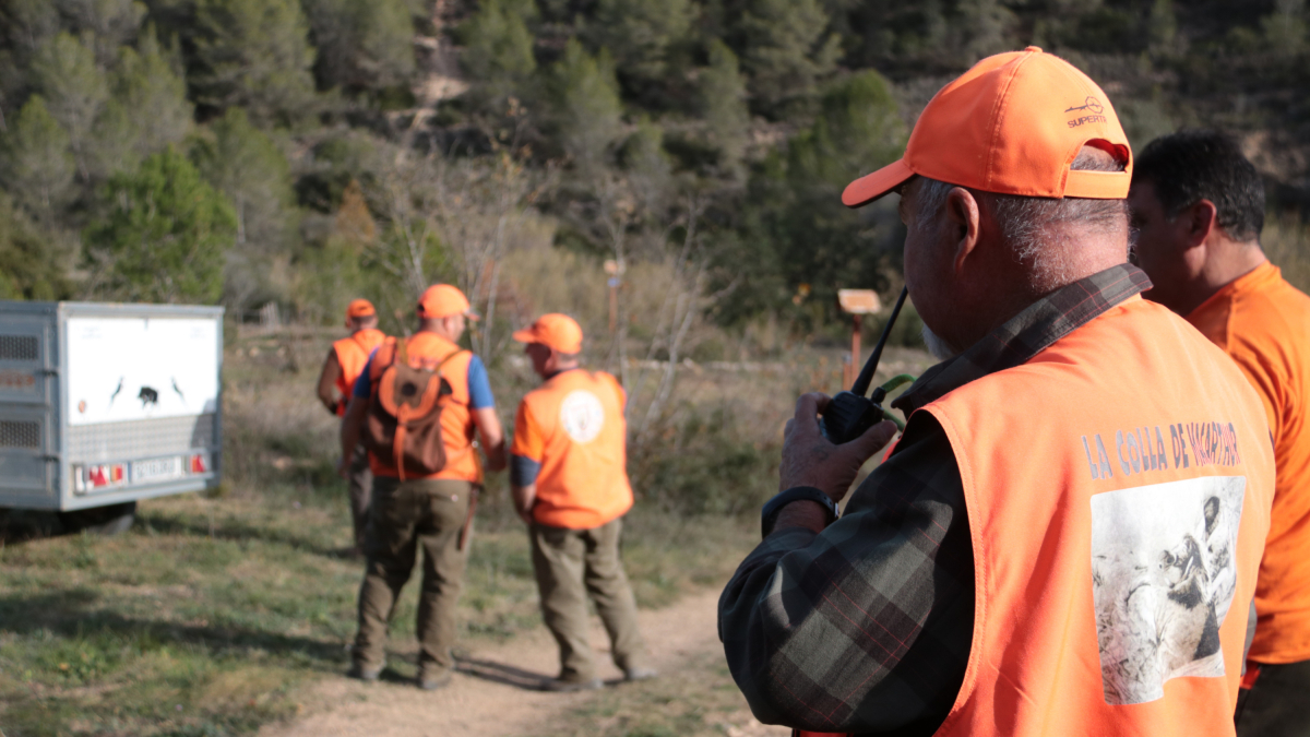 Un caçador dona indicacions a la resta de companys en la primera cacera solidària a Vilabella