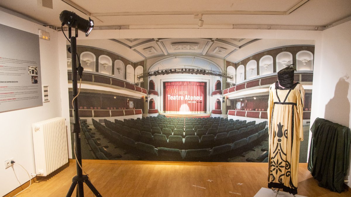 Uno de los espacios de la exposición en la Sala Marsà, con una foto de gran formato del emblemático espacio interior del teatro. - ARXIU COMARCAL URGELL