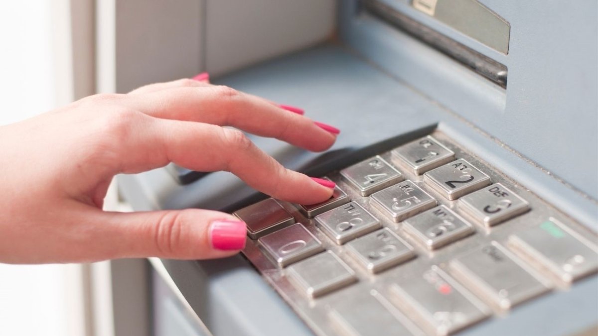 Una dona treu diners d’un caixer automàtic. - EUROPA PRESS