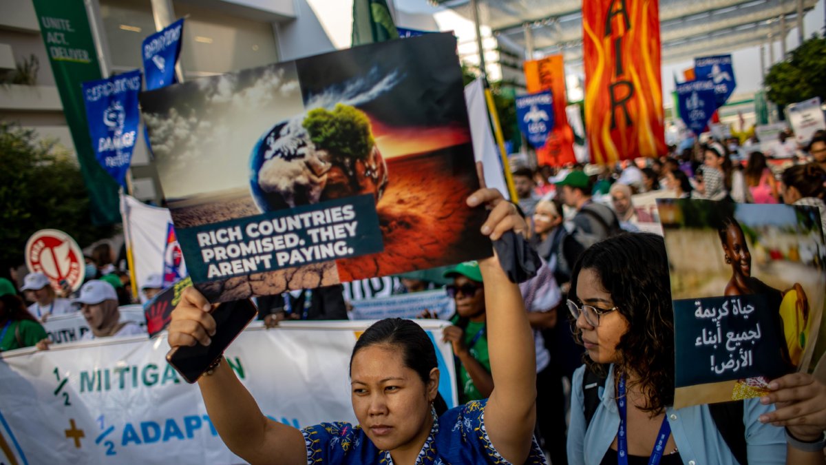 Centenars d’activistes pel medi ambient es van congregar ahir al recinte de la COP28. - EFE