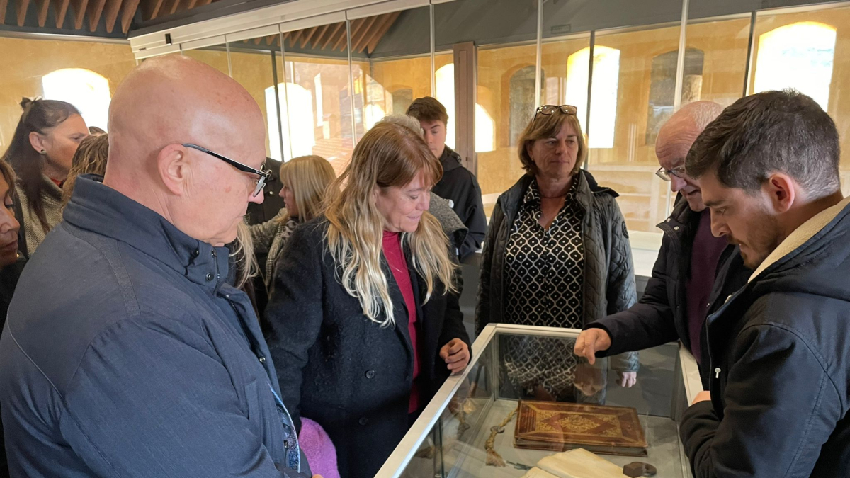 La consellera observa alguns dels documents exposats. - A.P.S.