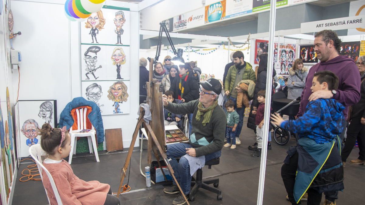 Un expositor de caricatures, un clàssic del certamen que sempre s’omple de visitants. - LAIA PEDRÓS