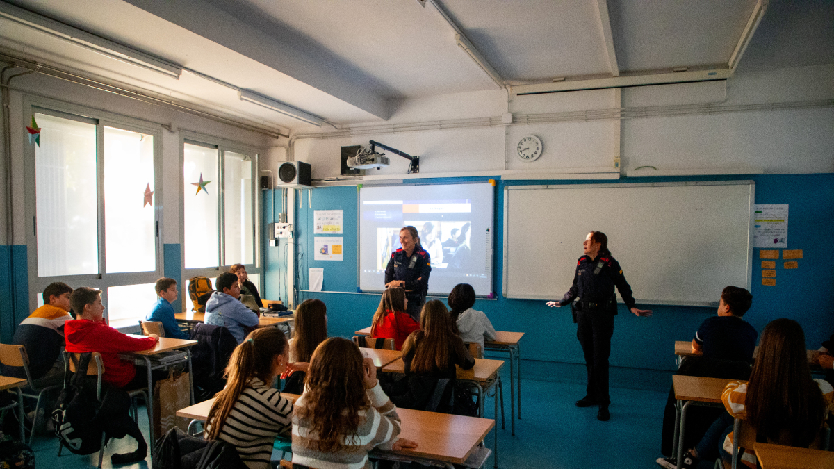 Charla de los Mossos d’Esquadra sobre prevención en redes sociales a una clase de 2º de ESO del instituto Samuel Gili i Gaya de Lleida. - GERARD HOYAS
