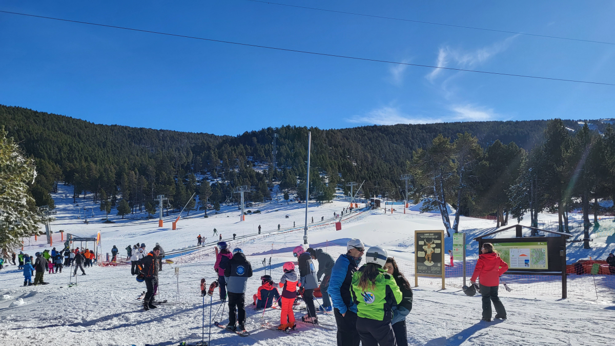 Esquiadors a l'estació d'esquí de PortAiné durant el pont de la Puríssima