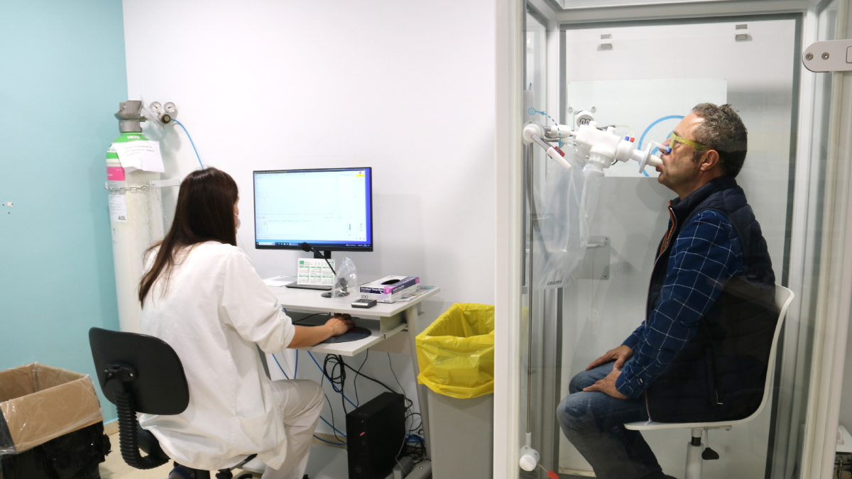 Un pacient sotmetent-se a una prova a la nova consulta. - ALBA MOR /ACN