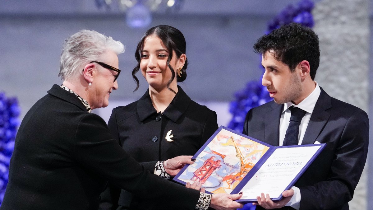 Kiana i Ali Rahmani, els fills bessons de la premiada, rebent el premi. - EUROPA PRESS