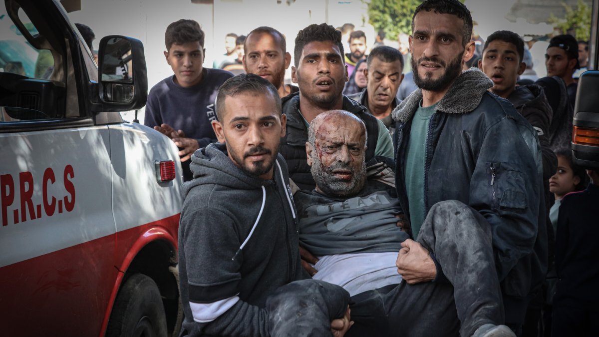 Palestins traslladen un ferit en un bombardeig israelià. - JORGE AGUSTÍN