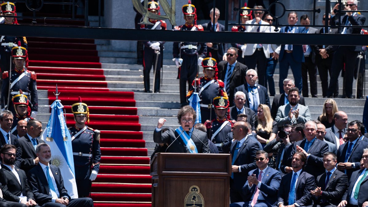 Milei va fer un discurs a les escales de la seu del Congrés en un acte al qual va assistir Felip VI, a la foto, a primera fila a l’esquerra. - EUROPA PRESS