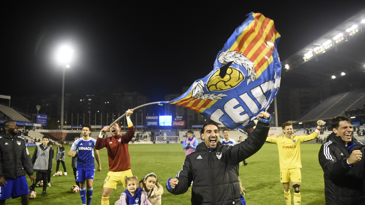 Chuli, en primer plano, lidera la celebración de los jugadores. - SANTI IGLESIAS