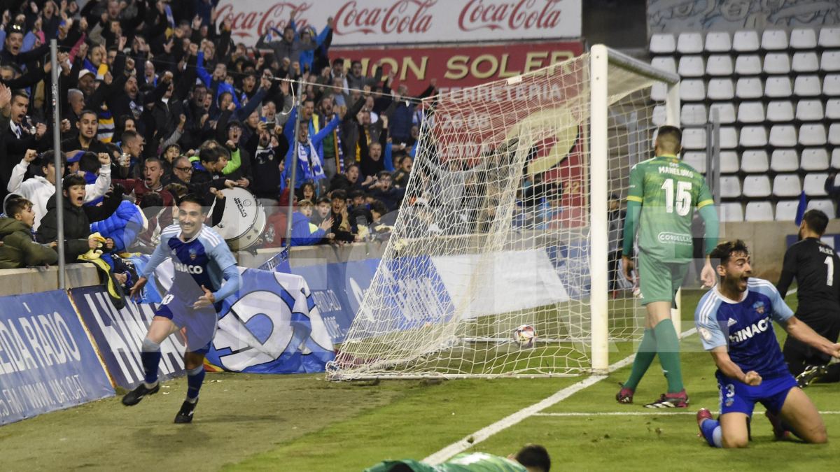 Chuli celebra el gol amb Cortijo per terra