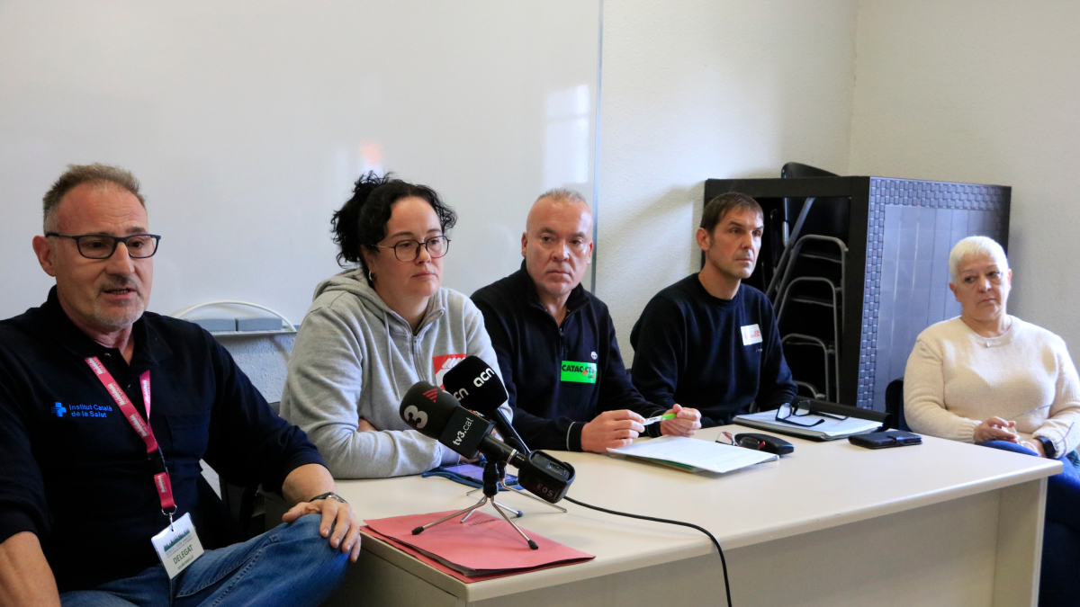 El president de Som Sanitat, Julián Roselló; Maribel Ramírez, de CGT, Jesús Frías, de CATAC-CTS, Quim Valentí, responsable de Primària a SOM Intersindical i Glòria Barriendos, coordinadora de la Intersindical a l’ICS, en roda de premsa.