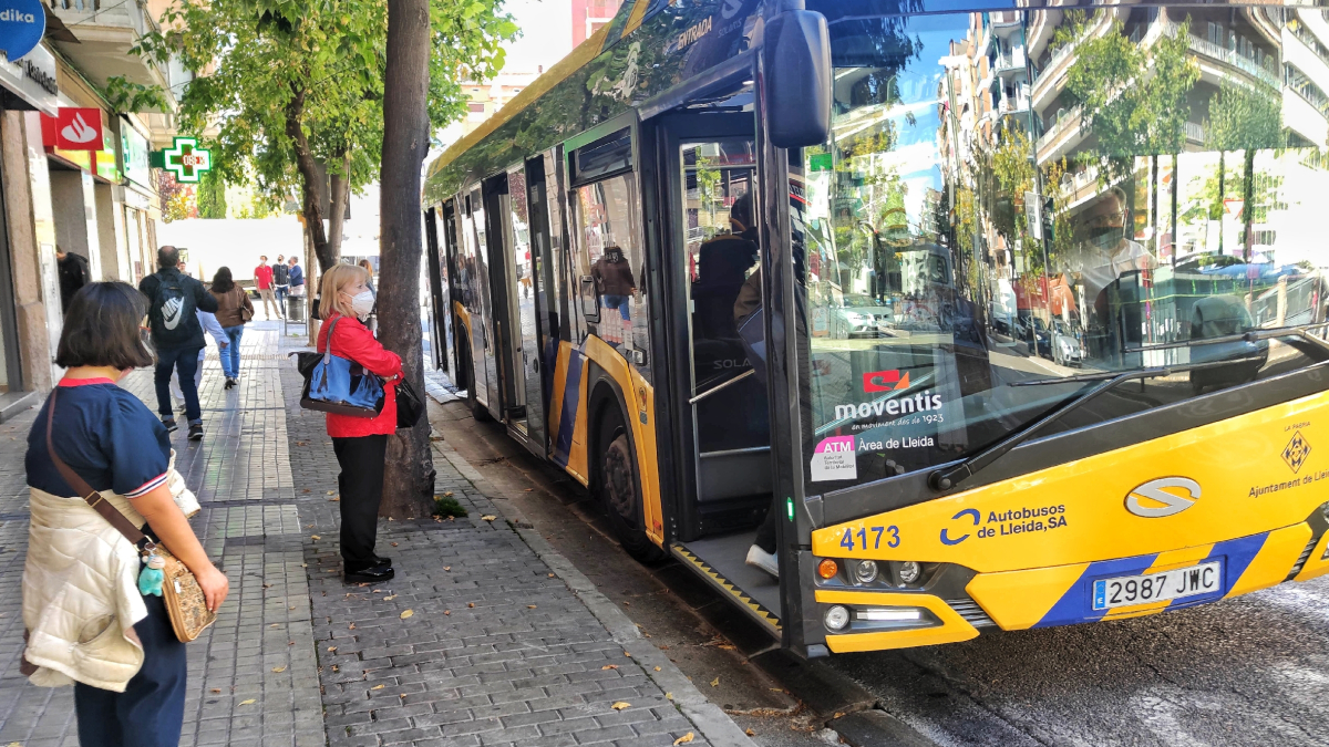 Imatge d’arxiu de viatgers en un autobús. - SEGRE
