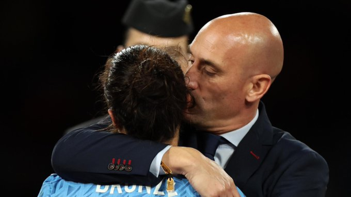 Momento en que Rubiales besa a la inglesa Lucy Bronze. - HER SPORT