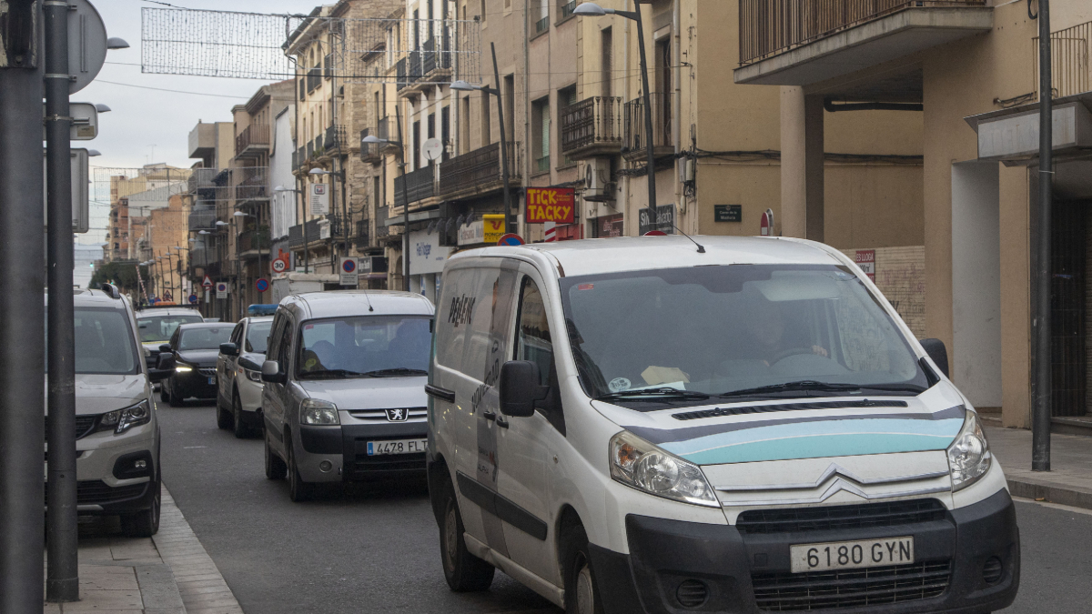 Un alto volumen de tráfico ayer en la travesía de la C-14 en Tàrrega. - LAIA PEDRÓS